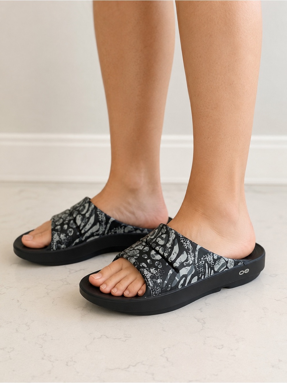 OOFOS OOahh Luxe Recovery Slides Animal Print Black Gray M8 W10 EU41